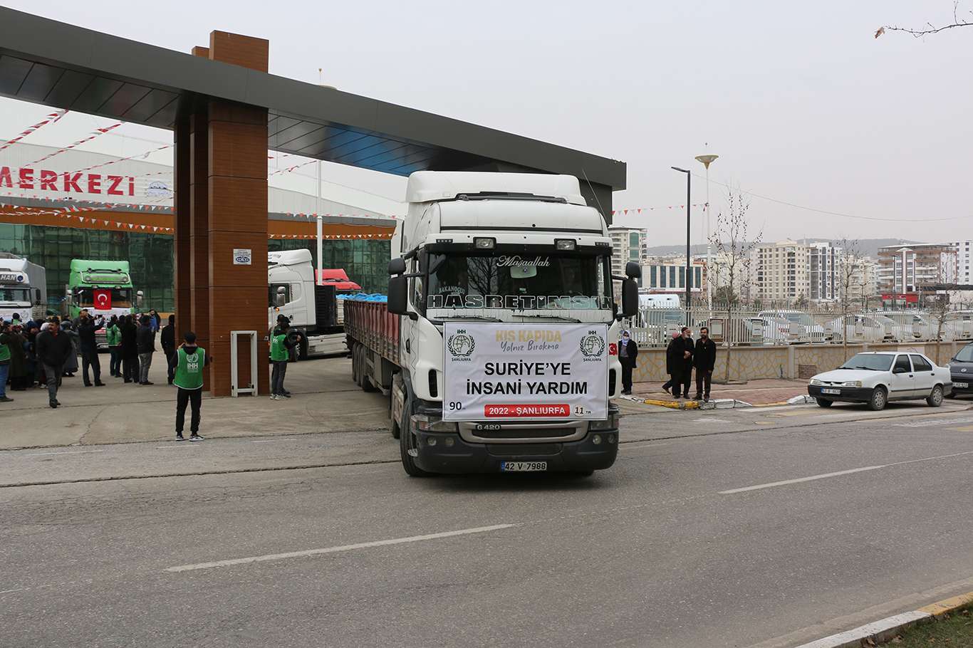 Şanlıurfa'dan Suriye'ye 13 tır insani yardım Şanlıurfa'dan Suriye'ye 13 tır insani yardım